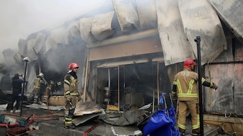 Los bomberos "contienen" un incendio