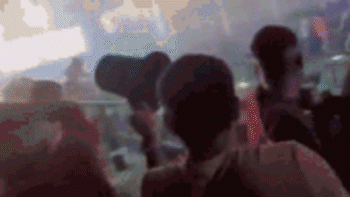 Botellazos, corridas y descontrol: imágenes