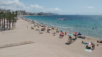 Hallan un hombre muerto en una hamaca en la playa de La Vila Joiosa sin signos de violencia