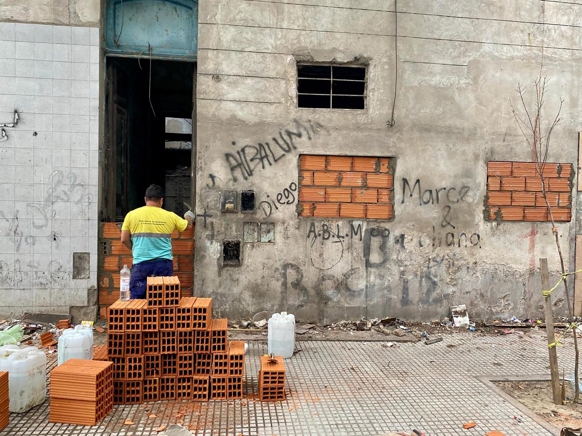 Trabajadores tapiaron puertas y ventanas tras el desalojo para evitar nuevas tomas en el inmueble recuperado