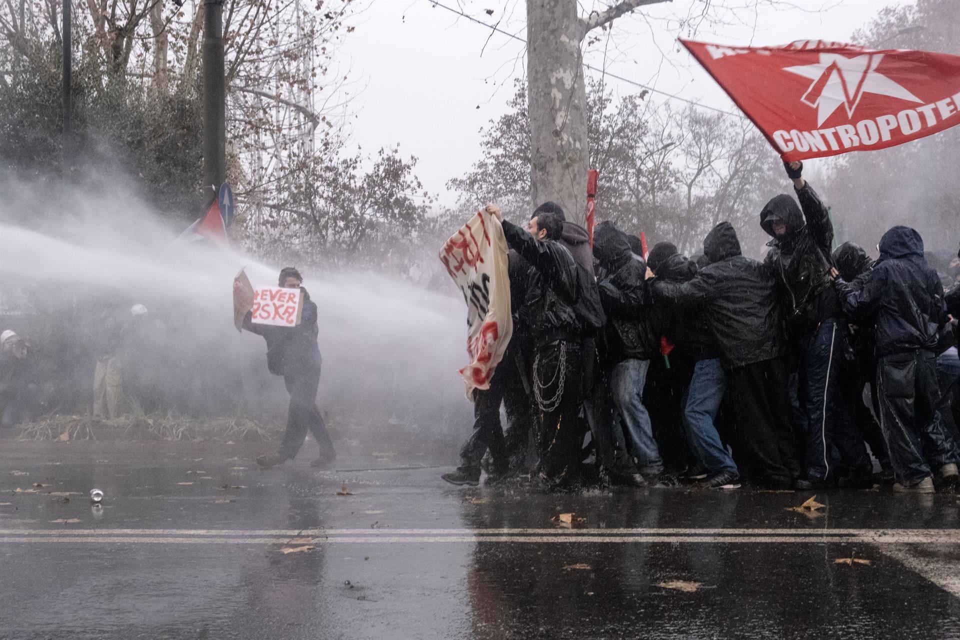 Enfrentamientos entre policía y manifestantes por el desalojo de un centro social en Turín (Italia)