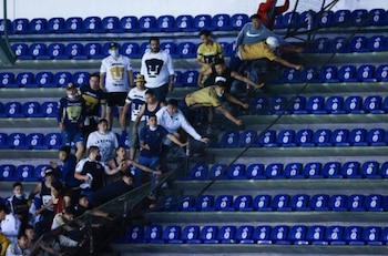 Lo aficionados de Pumas derribaron