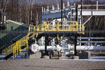 El proyecto de la Línea 5 acumula ocho años de revisiones, permisos y apelaciones, mientras Michigan y Enbridge siguen litigando por el futuro del oleoducto.