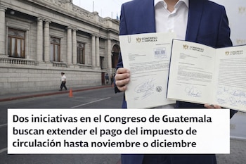 Hombre en traje sostiene documentos con sellos oficiales frente a un edificio gubernamental. Un guardia camina por la acera y un cono naranja en la calle.