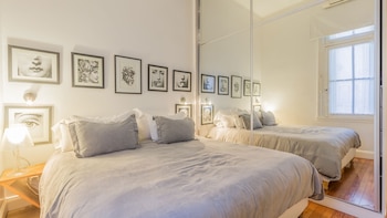 Uno de los dormitorios es