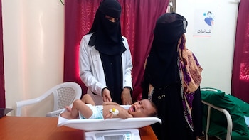 Mujeres sostienen a sus hijos