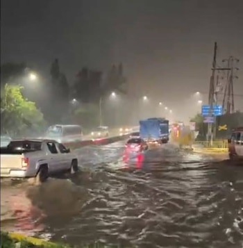 El desborde afectó viviendas, vehículos,