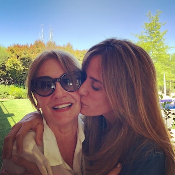 Victoria Tolosa Paz junto a