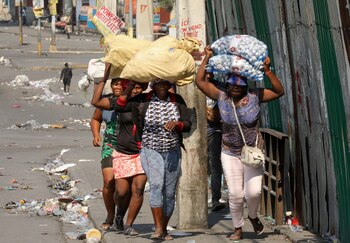 Personas huyen de sus hogares con sus pertenencias para escapar de la violencia de las pandillas, mientras Haití continúa en estado de emergencia, en Puerto Príncipe, Haití, el 6 de marzo de 2024. REUTERS/Ralph Tedy Erol/File Photo