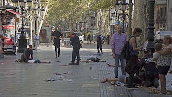 Varias víctimas son asistidas en el suelo del paseo de Las Ramblas el 17 de agosto de hace nueve años (EFE)