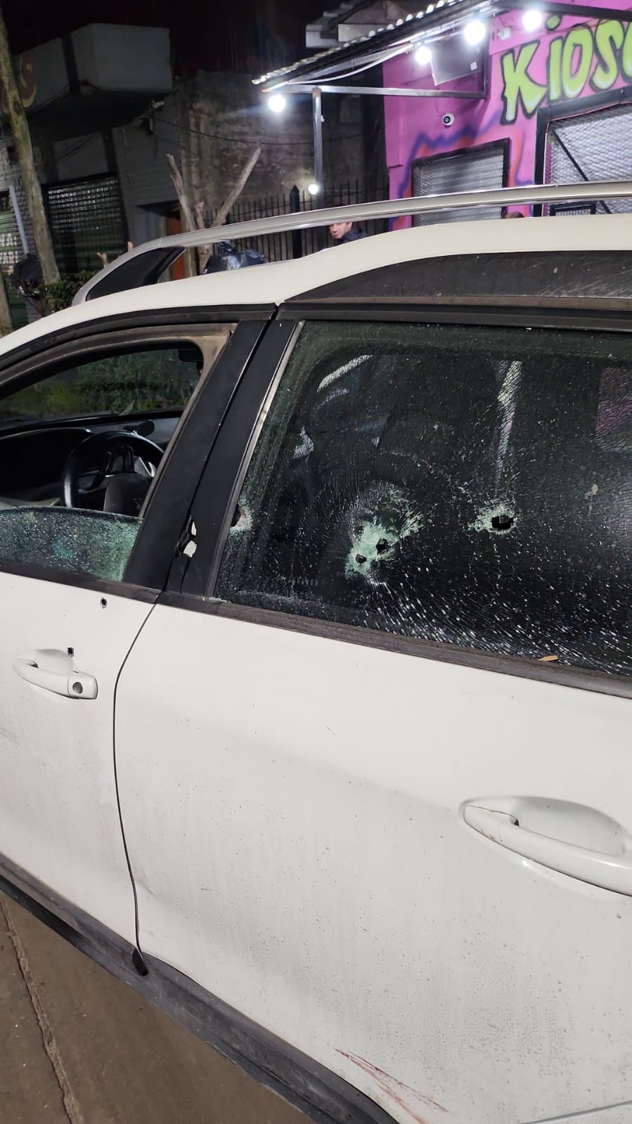Así quedó el auto del policía