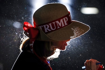 Debbie Barton, de Blufton (Carolina del Sur), solicita a los simpatizantes del candidato presidencial republicano y expresidente de Estados Unidos Donald Trump que firmen una petición en la que piden que se vote un día y se erradiquen las máquinas de votación, antes de un acto del "Equipo Trump" en Beaufort (Carolina del Sur, Estados Unidos) el 21 de febrero de 2024. REUTERS/Evelyn Hockstein