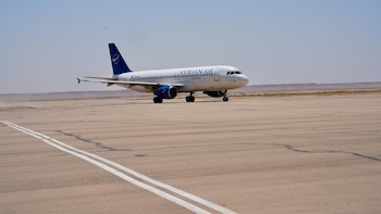 Aterriza un vuelo en el aeropuerto de Deir Ezzor, en el este de Siria, tras una década de cierre por la guerra