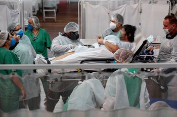 Trabajadores de la salud atienden