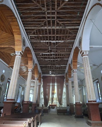 La restauración del piso presenta dificultades porque las baldosas originales de la Fábrica El Salto ya no se producen con los mismos materiales, diseño y resistencia - crédito Parroquia Nuestra Señora de Chiquinquirá - El Santuario/Facebook