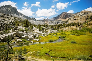 El deshielo anticipado, causado por un mes de temperaturas inusualmente altas, agrava la escasez de agua para el verano en California (Sunset Magazine)
