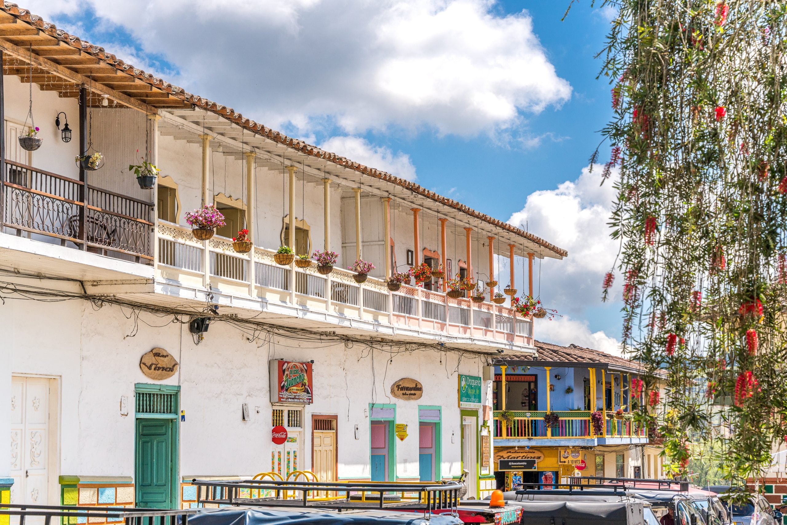 El Festival de los Balcones se celebra en octubre y reúne a los habitantes alrededor de la tradición de decorar las fachadas con arreglos florales, una costumbre que identifica a la población- crédito @antioquiaesmagica / IG