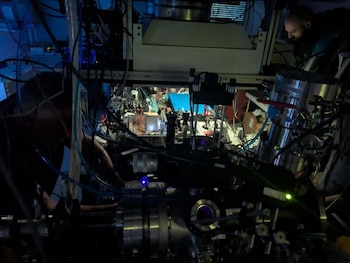 Los núcleos de torio absorben luz solo en una frecuencia exacta, esa propiedad permite corregir las variaciones del láser de forma automática