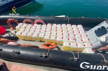 Lancha incautada carga de bidones de gasolina (Guardia Civil)