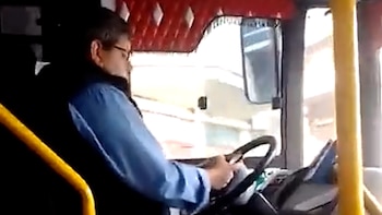 Colectivero imprudente: chofer de la línea 150 fue filmado cuando atropelló a un ciclista mientras usaba el teléfono celular