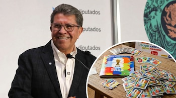 Un hombre sonriente con gafas habla en un podio, con el álbum y paquetes de estampas del Mundial FIFA 2026 en la parte inferior derecha.