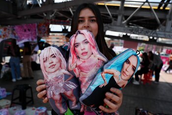 Una vendedora ofrece muñecos con