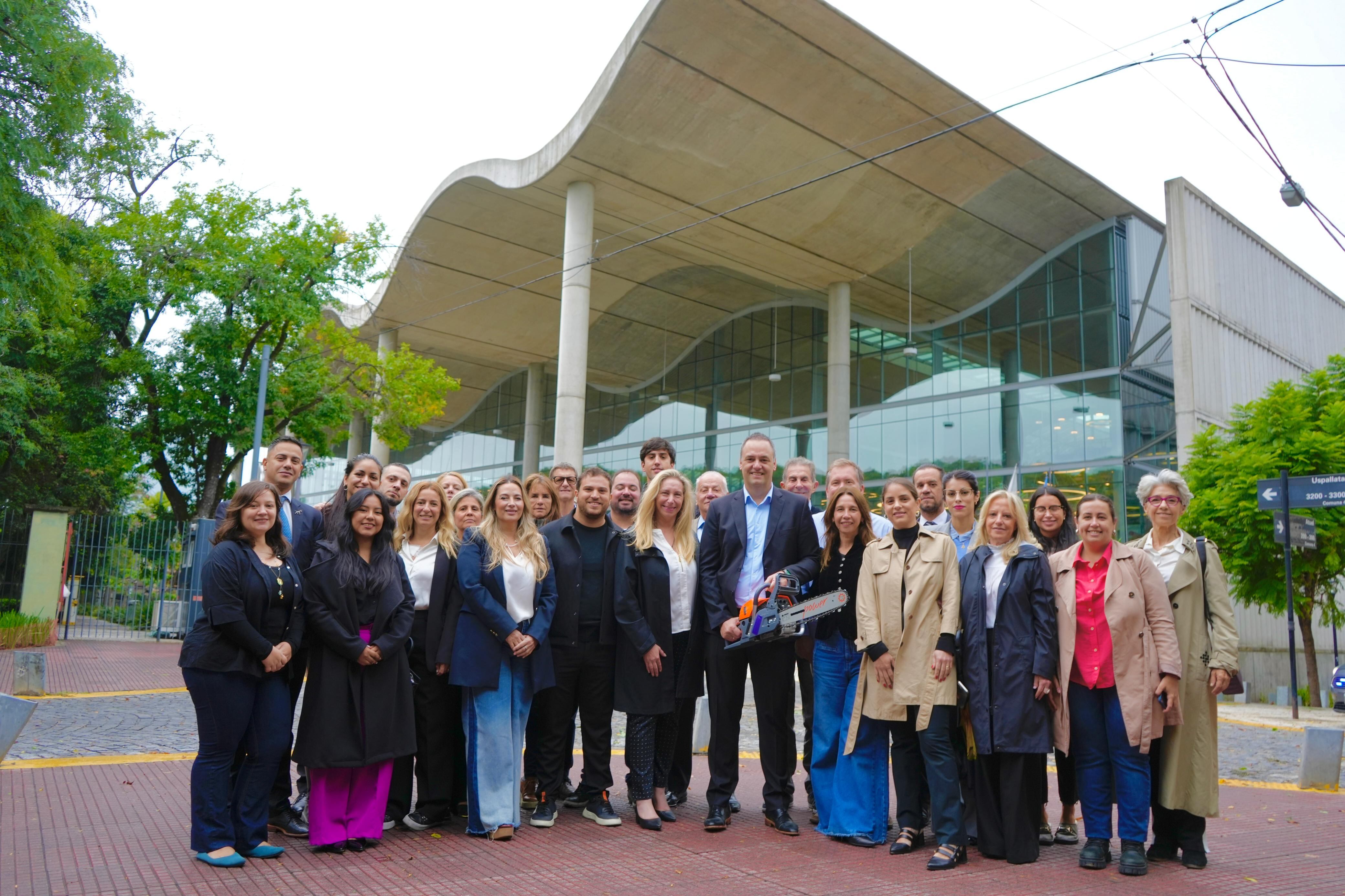 Manuel Adorni posó junto a una motosierra frente a la sede del Ejecutivo porteño