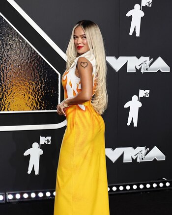 Karol G en la alfombra