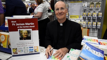 El sacerdote jesuita James Martin, de los EEUU, firma copias de su libro en el Congreso Pastoral en el Encuentro Mundial de las Familias en Dublín, Irlanda. REUTERS/Clodagh Kilcoyne