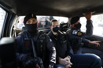 Autoridades custodian a Luis Enrique