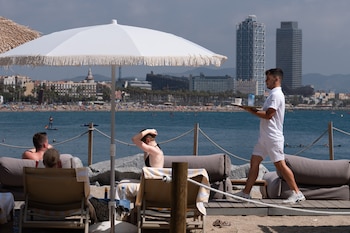 Turistas en las inmediaciones del Hotel W, a 5 de agosto de 2024, en Barcelona. (David Zorrakino / Europa Press)