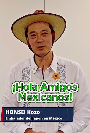 Hombre con sombrero de paja y guayabera blanca, acompañado del texto en verde ¡Hola Amigos Mexicanos! y un rótulo que indica su nombre