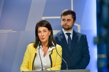 30/04/2026 La parlamentaria del PP Laura Garrido, junto a su compañero en el Parlamento vasco Santiago López en el Pasrlamento Vasco
POLITICA AUTONOMÍAS
PP