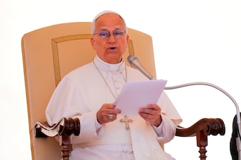 El papa León XIV, durante su audiencia general en la plaza de San Pedro del Vaticano, el 29 de abril de 2026 (AP Foto/Alessandra Tarantino)
