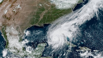 Imagen satelital del Huracán Ian, una gran masa de nubes blancas espirales con un ojo visible sobre el Golfo de México, cerca de la costa de Florida