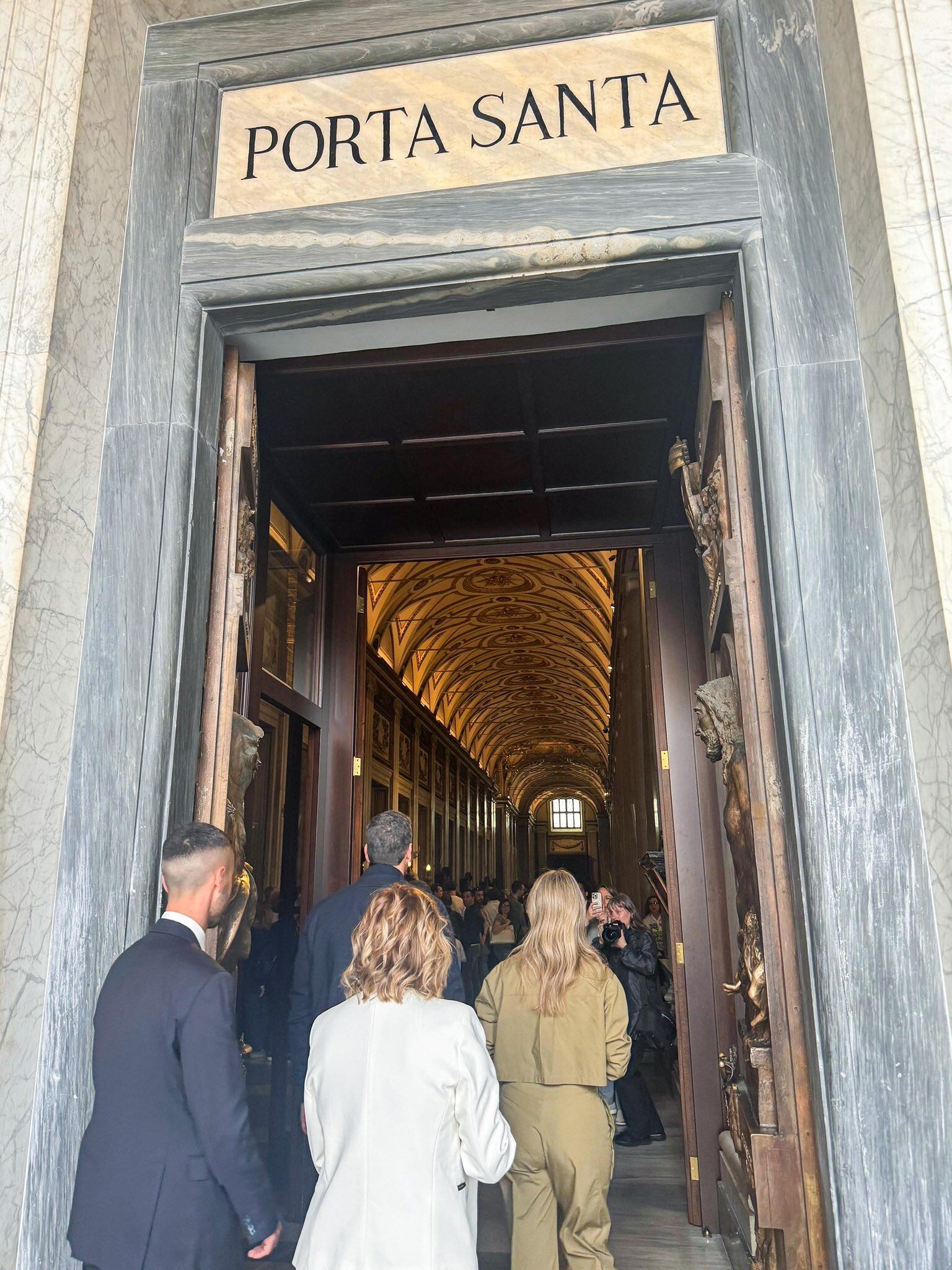 Peña visitó la Basílica de Santa María la Mayor junto a su esposa, la primera dama Leticia Ocampos