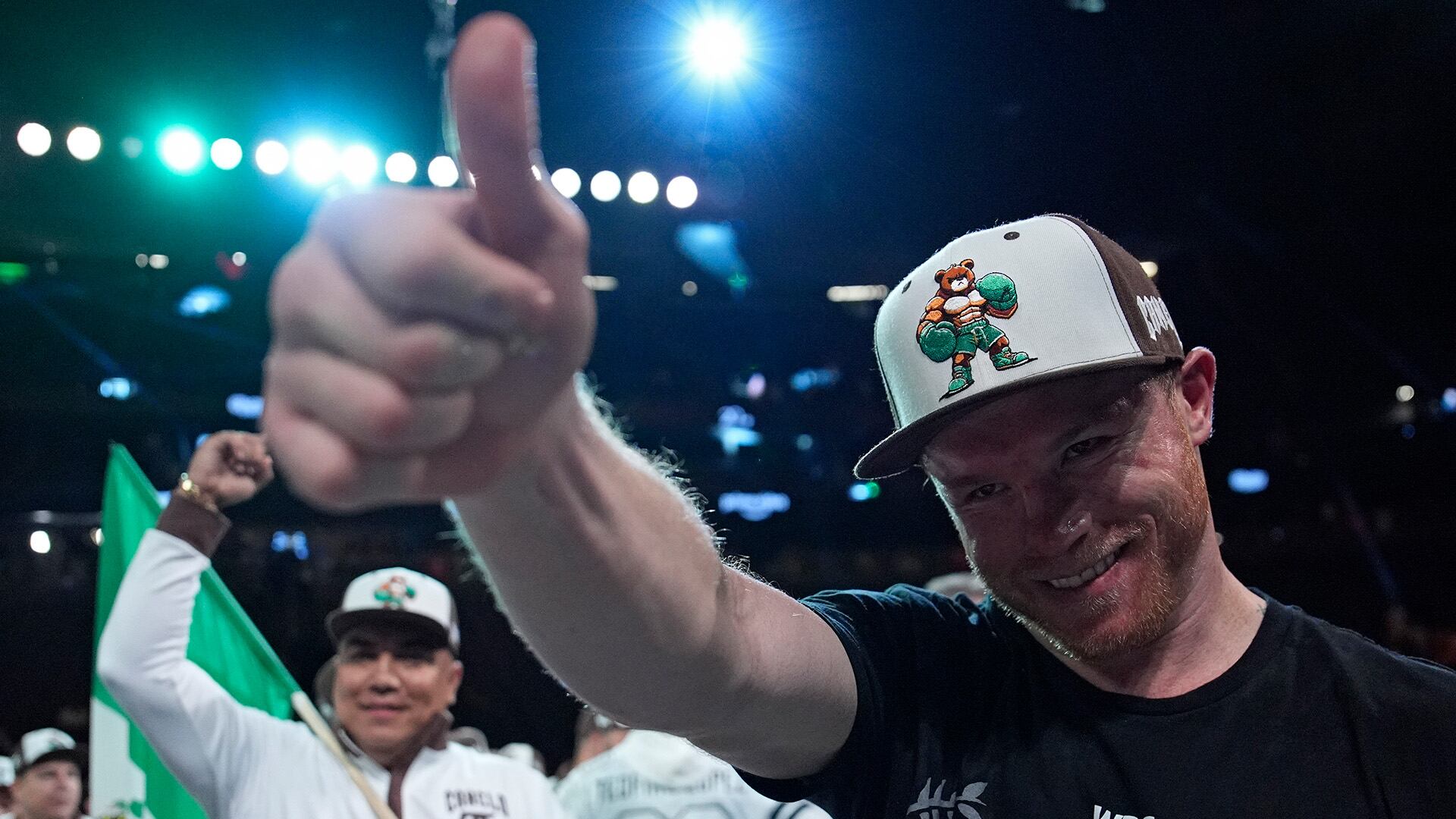 El boxeador mexicano ingresó al cuadrilátero acompañado por Fuerza Regida