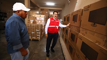 Se encontraron más de 30 mil textos escolares, 100 monitores de computadora, 50 máquinas industriales, además de uniformes, calzado, materiales de limpieza y recursos didácticos sin distribuir. Difusión