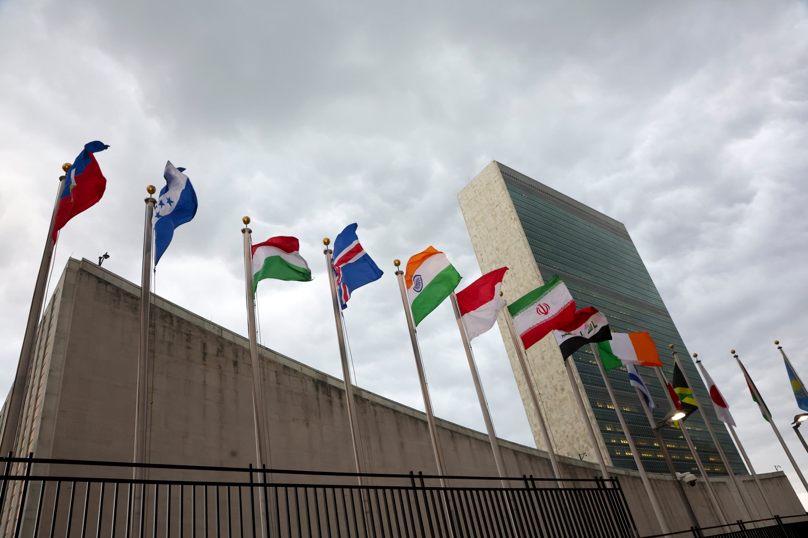 Vista de varias banderas de países durante la Asamblea General de la ONU. EFE/SARAH YENESEL