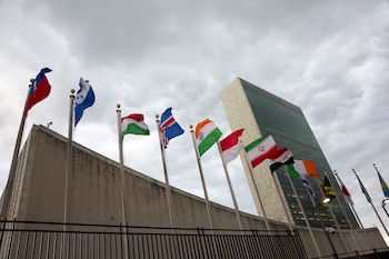 Vista de varias banderas de países durante la Asamblea General de la ONU. EFE/SARAH YENESEL