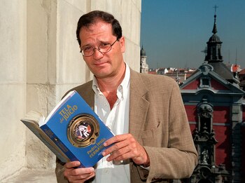 Fotografía de archivo sin fecha del escritor Pedro Jesús Fernández durante la presentación de su novela "Tela de juicio", en Madrid (España). EFE/AF/TORRENTE