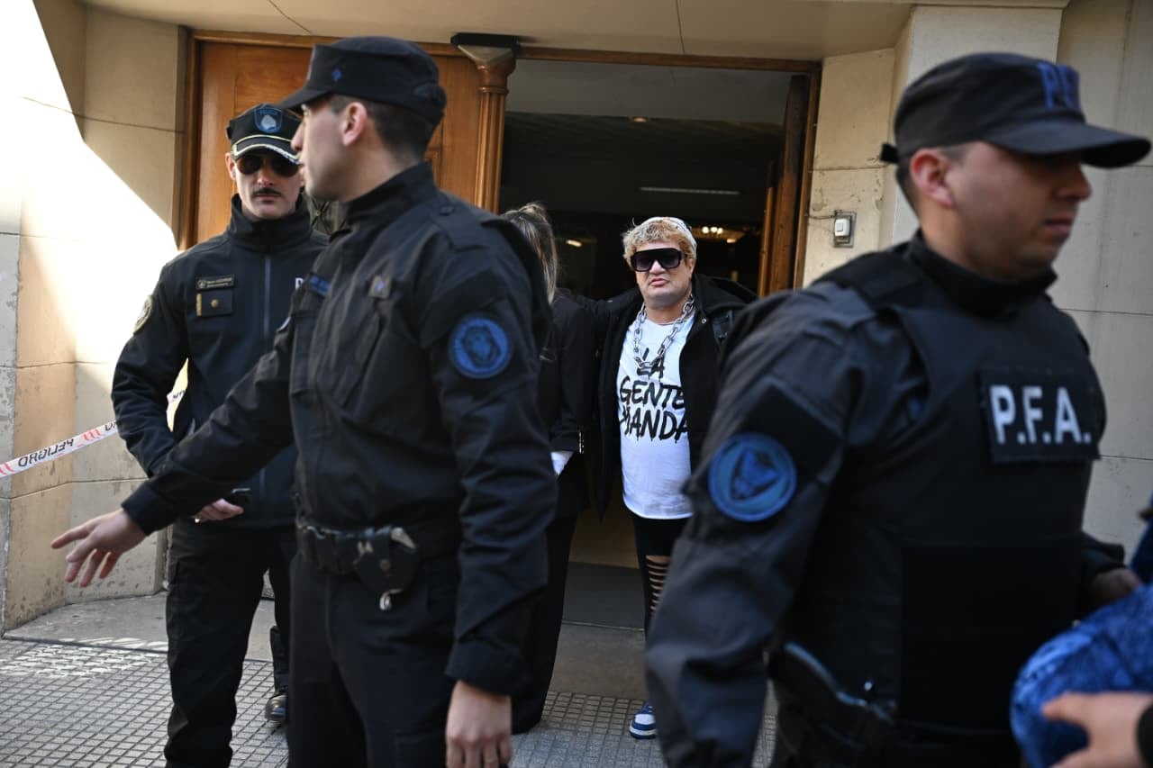 El músico en una de sus salidas del tribunal (Maximiliano Luna)