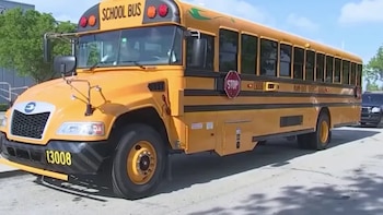 Comienzan a emitir multas por sobrepasar autobuses escolares detenidos en Miami-Dade