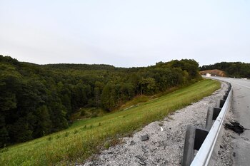 Las autoridades prometen una búsqueda incesante mientras la búsqueda del tirador de una carretera interestatal entra en su tercer día en Kentucky