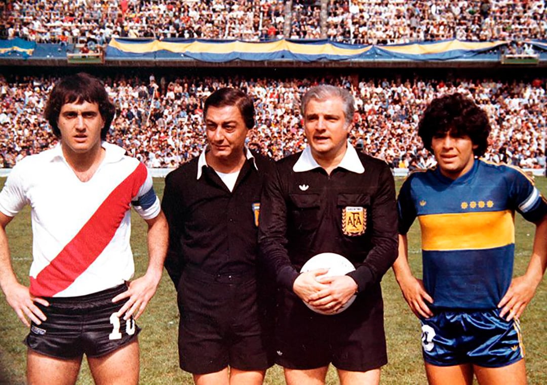 Duelo de grandes capitanes. El Beto Alonso, el juez de línea Orville Aragno, el árbitro Arturo Ithurralde y Diego Maradona, a minutos de comenzar el partido en la mañana de la Bombonera