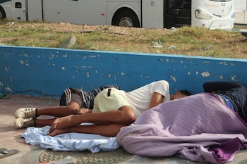 Jóvenes duermiendo en el suelo. (EFE/ Mohamed Siali)
