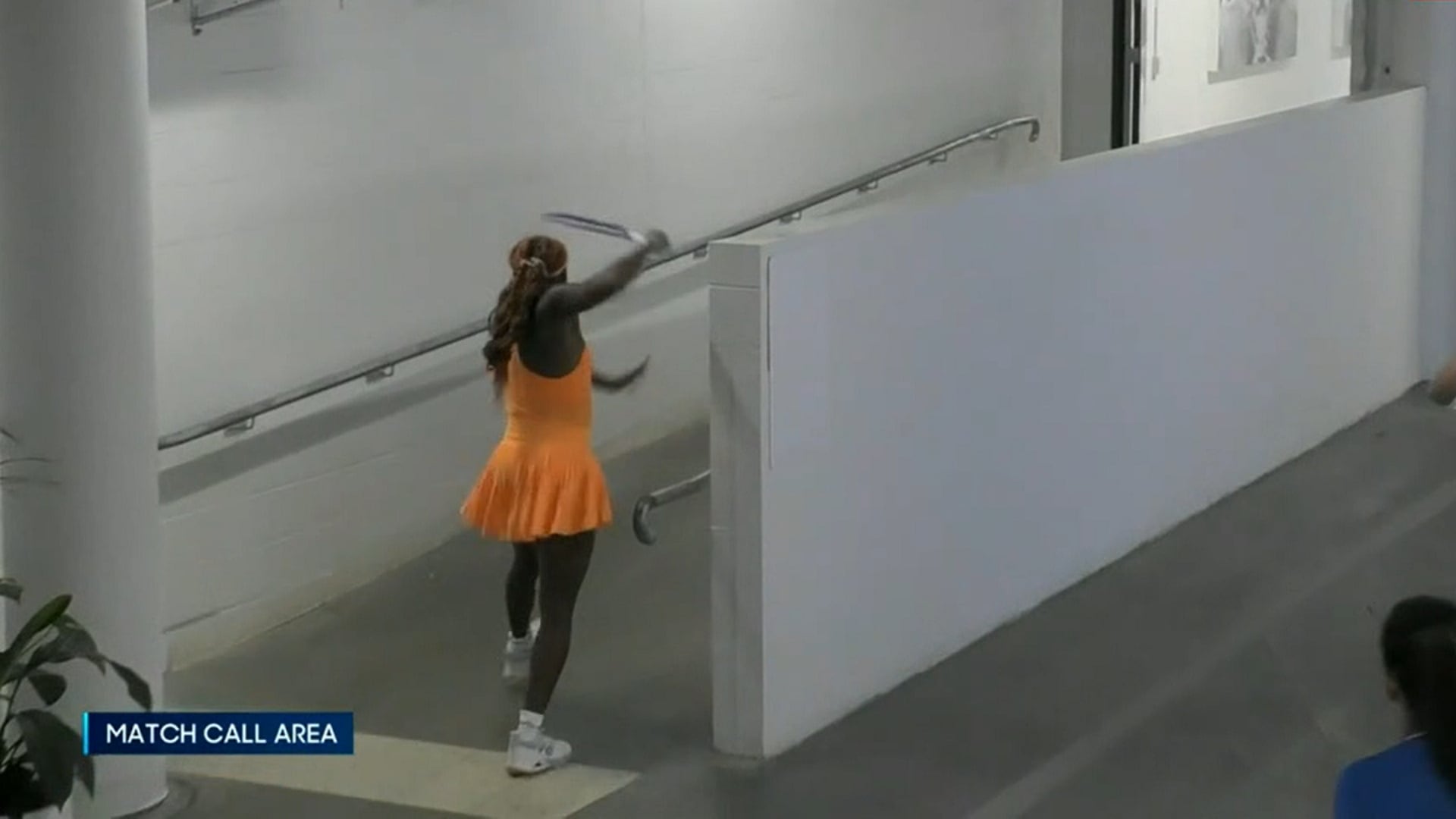 Tras su derrota en el Australian Open, Coco Gauff rompió su raqueta contra el piso producto de la frustración (Captura de video)