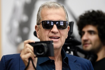Fotografía de archivo en la que se captó al fotógrafo peruano Mario Testino, en el Museo de Fotografía de la Fundación Helmut Newton, en Berlín (Alemania). EFE/Clemens Bilan