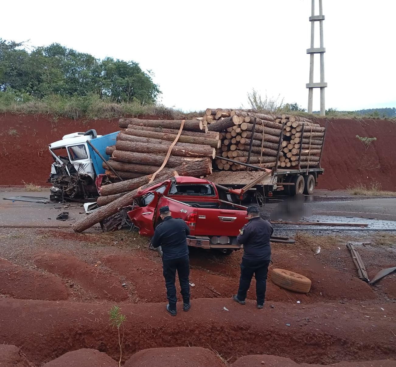 La Toyota Hilux chocó contra un camión Iveco detenido por un desperfecto mecánico sobre la Ruta Costera Nº 2, a la altura de Tres Capones