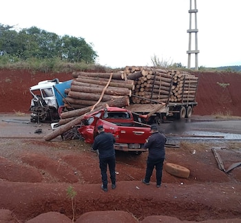 La Toyota Hilux chocó contra un camión Iveco detenido por un desperfecto mecánico sobre la Ruta Costera Nº 2, a la altura de Tres Capones